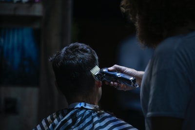 男人用剪发器剪头发摄影